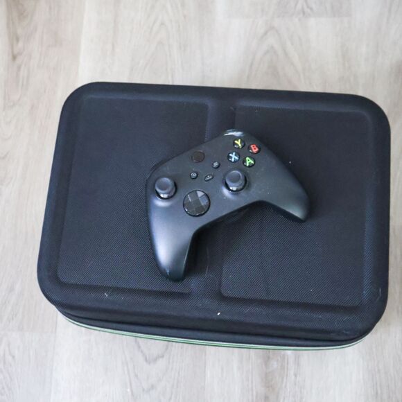 Microsoft Xbox Series X 1TB Console with Wireless Controller, Case, Headset - Picture 13 of 14